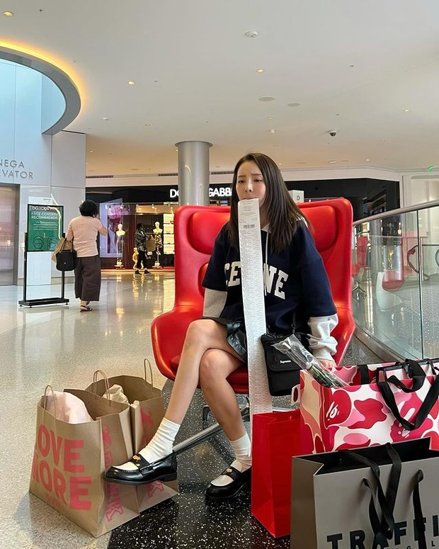 Chị đại Dara (2NE1) càn quét TTTM Los Angeles: Chốt đơn toàn hàng hiệu, nhìn bill shopping dài cả mét là biết chiến tích khủng cỡ nào - Ảnh 3.