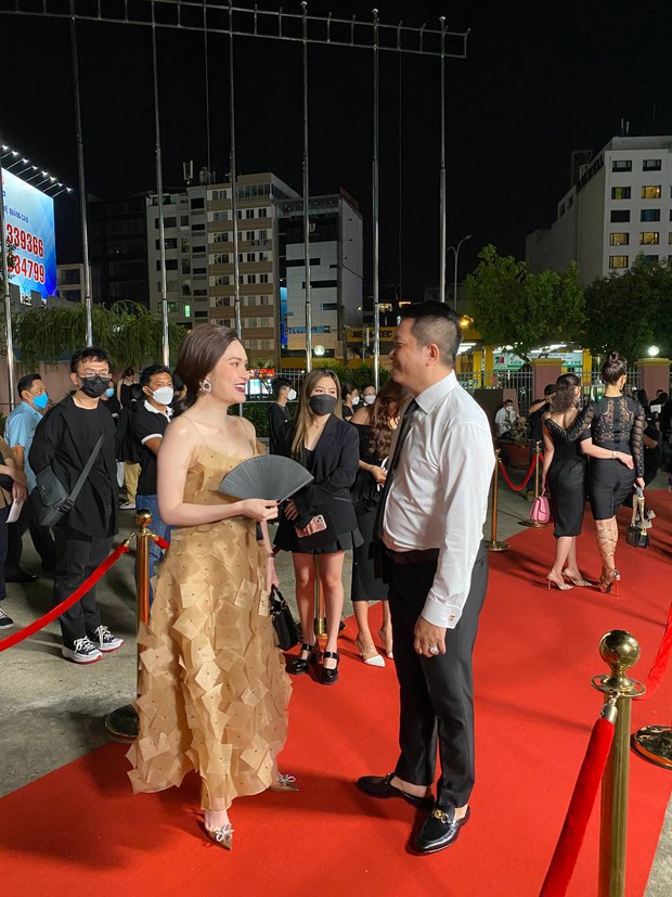The rich couple in District 7 Doan Di Bang landed the hottest event tonight on a luxury car of 13 billion - Photo 3. The rich couple in District 7 Doan Di Bang landed the hottest event tonight on a luxury car of 13 billion - Photo 3.
