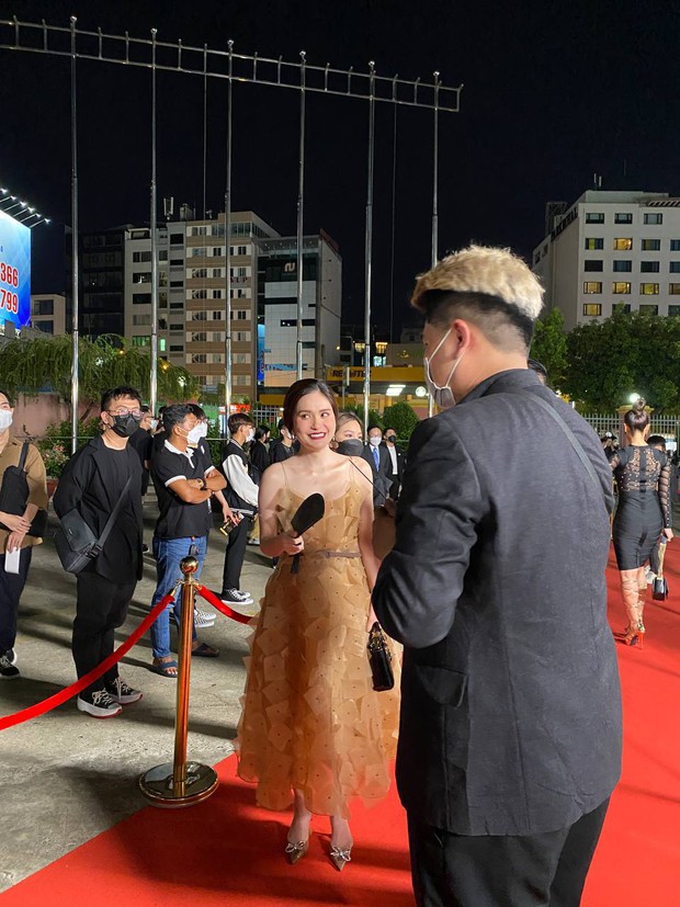 The rich couple in District 7 Doan Di Bang landed the hottest event tonight on a luxury car of 13 billion - Photo 4. The rich couple in District 7 Doan Di Bang landed the hottest event tonight on a luxury car of 13 billion - Photo 4.