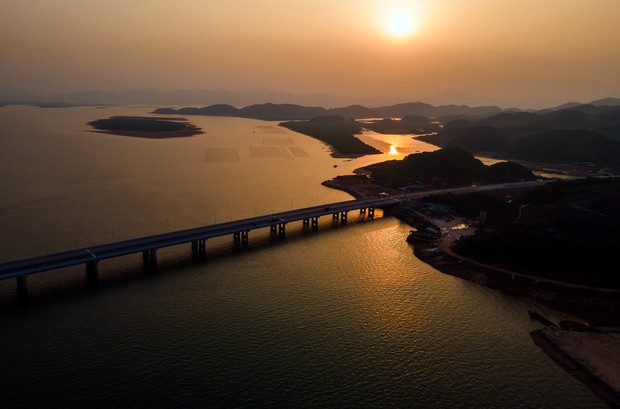 Ảnh: Cận cảnh cây cầu vượt biển dài nhất Quảng Ninh đang hối hả hoàn thiện những hạng mục cuối cùng - Ảnh 12.