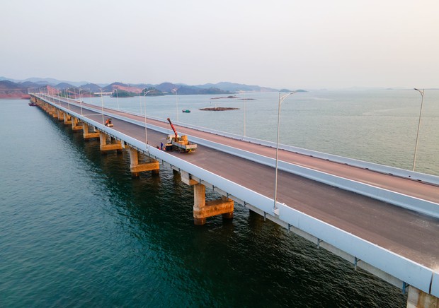 Ảnh: Cận cảnh cây cầu vượt biển dài nhất Quảng Ninh đang hối hả hoàn thiện những hạng mục cuối cùng - Ảnh 2.
