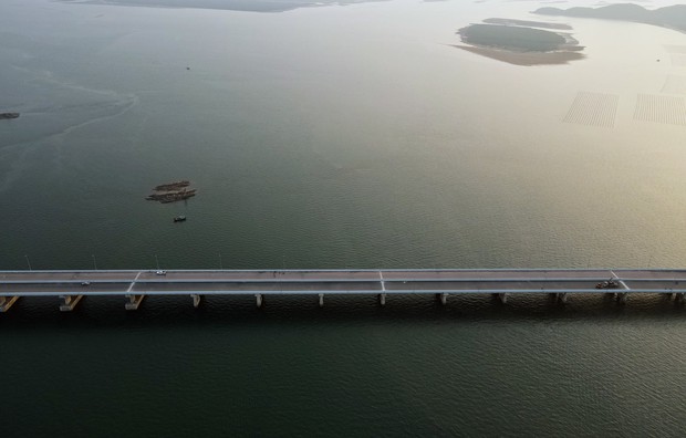 Ảnh: Cận cảnh cây cầu vượt biển dài nhất Quảng Ninh đang hối hả hoàn thiện những hạng mục cuối cùng - Ảnh 8.