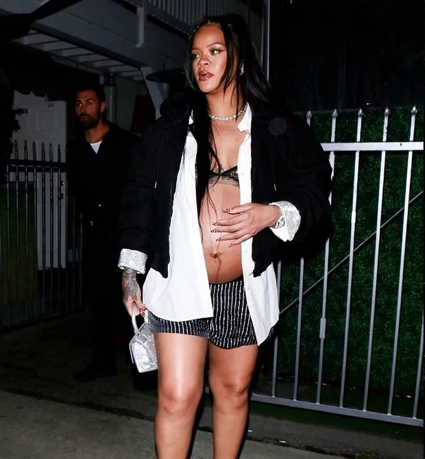 Rihanna và ASAP Rocky lần đầu xuất hiện sau vụ bị cảnh sát mai phục bắt khẩn cấp vì bắn người, biểu cảm của cặp đôi gây lo lắng - Ảnh 6.