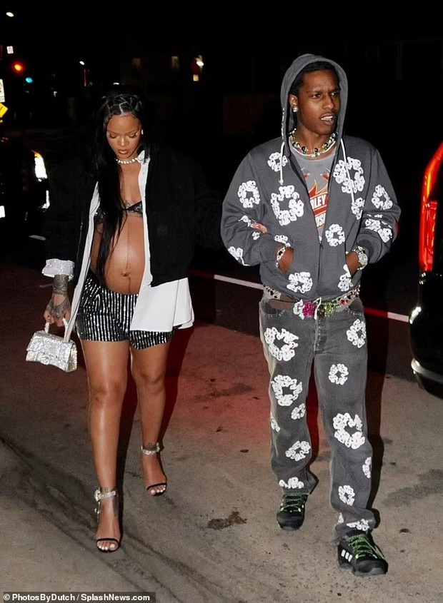Rihanna và ASAP Rocky lần đầu xuất hiện sau vụ bị cảnh sát mai phục bắt khẩn cấp vì bắn người, biểu cảm của cặp đôi gây lo lắng - Ảnh 3.