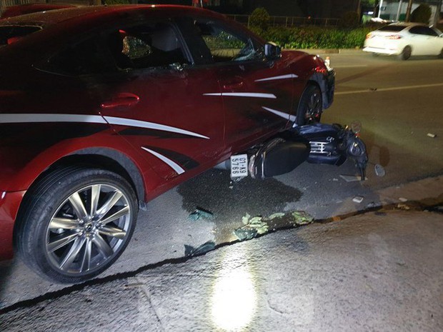 Ô tô tông liên hoàn kéo lê xe máy hơn 2km, người đi đường bất bình phá vỡ kính xe - Ảnh 3.