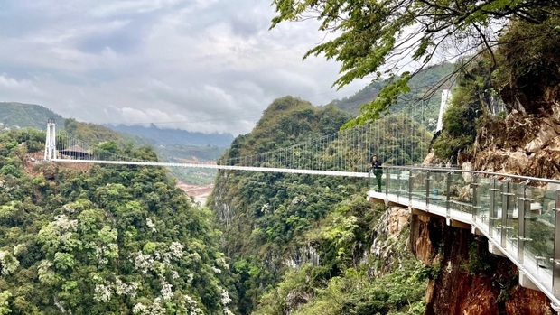 Vietnam has 3 glass bridges all causing a stir, 1 of which is being registered as the world's longest walking glass bridge - Photo 3.