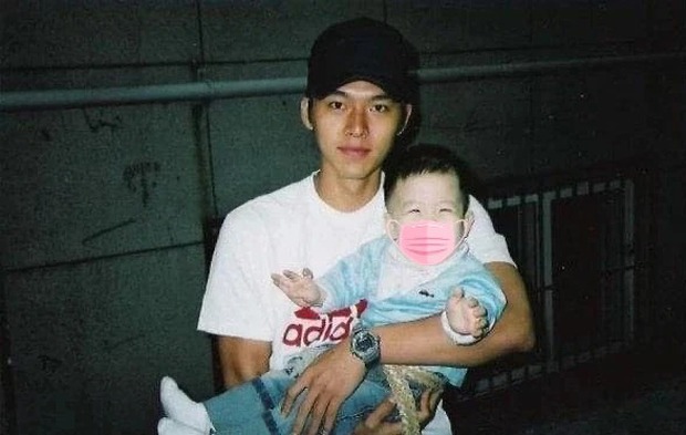 Giữa tin đồn Son Ye Jin mang thai, ảnh vợ chồng Hyun Bin bế em bé bỗng rầm rộ khắp mạng xã hội - Ảnh 3.
