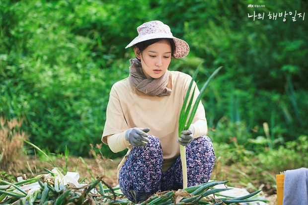 Đây đích thị là nữ thần mặt mộc phim Hàn: Không son phấn vẫn cực rạng rỡ, nhìn hậu trường phim mà phát hờn - Ảnh 3.