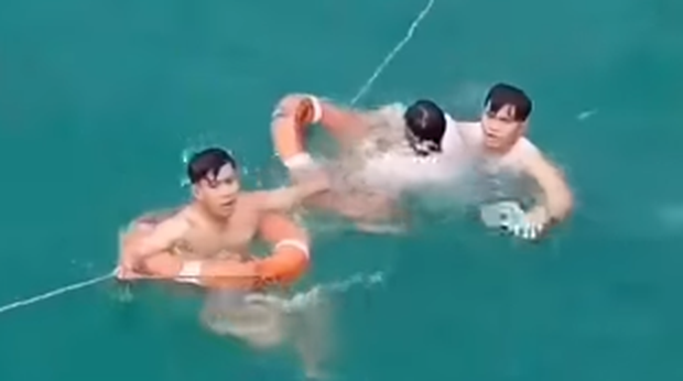 CLIP: Đang trên tàu ra Phú Quốc, hành khách quê TP.HCM bất ngờ nhảy xuống biển - Ảnh 2. CLIP: Đang trên tàu ra Phú Quốc, hành khách quê TP.HCM bất ngờ nhảy xuống biển - Ảnh 2.