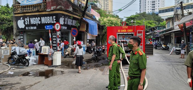 Hà Nội: Cháy lớn nhà dân, công an giải cứu kịp thời 2 cụ già và 2 cháu nhỏ - Ảnh 3.