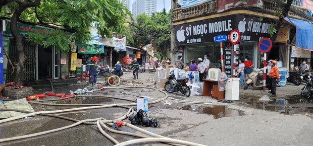 Hà Nội: Cháy lớn nhà dân, công an giải cứu kịp thời 2 cụ già và 2 cháu nhỏ - Ảnh 2.