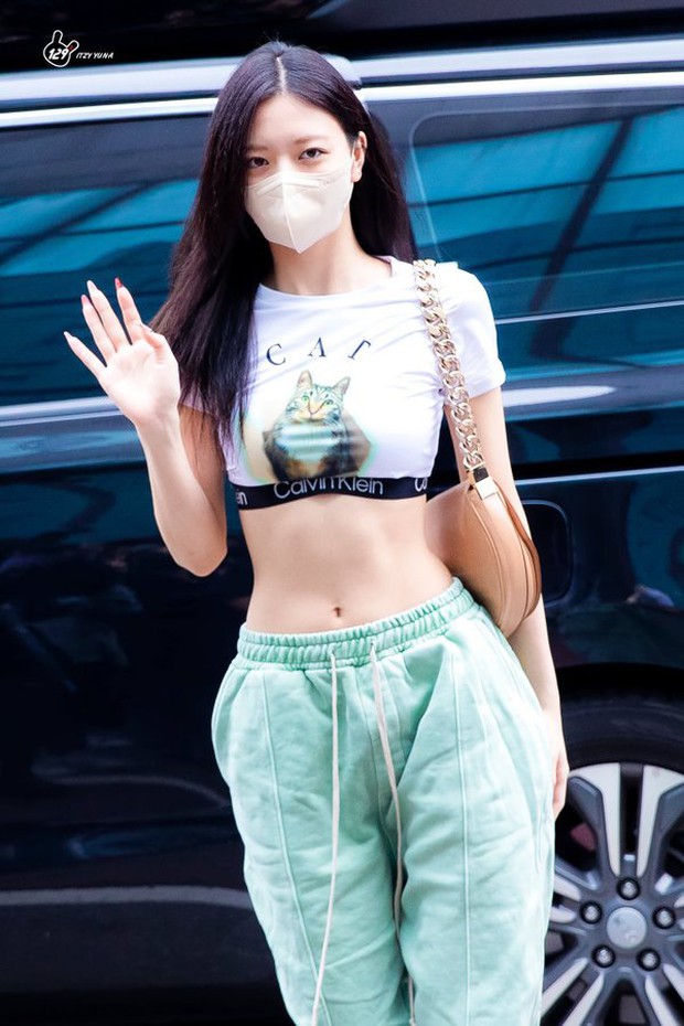 1 JYP female idol revealed an alarmingly thin body that caused controversy among netizens!  - Photo 3.