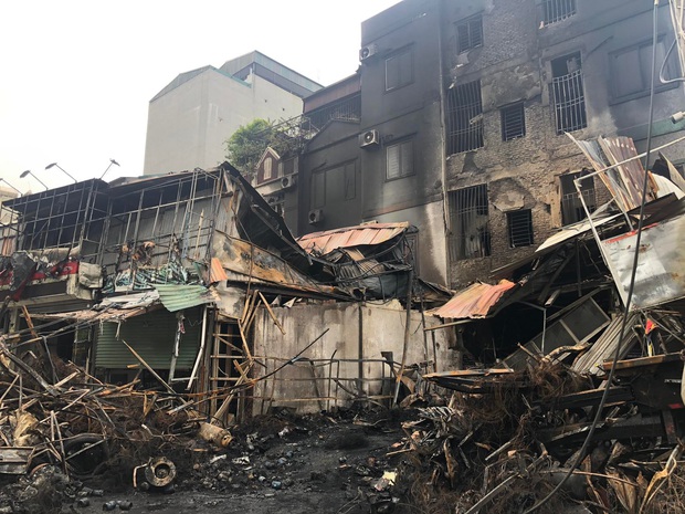 Hà Nội: Cháy lớn tại cửa hàng bán lốp xe ô tô vào rạng sáng, lửa lan sang 6 hộ xung quanh - Ảnh 1.