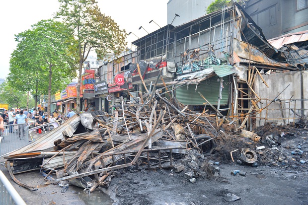 Hà Nội: Cận cảnh hiện trường đổ nát sau vụ cháy 10 nhà dân lúc rạng sáng - Ảnh 4.