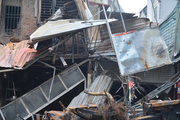 Hà Nội: Cận cảnh hiện trường đổ nát sau vụ cháy 10 nhà dân lúc rạng sáng - Ảnh 9.