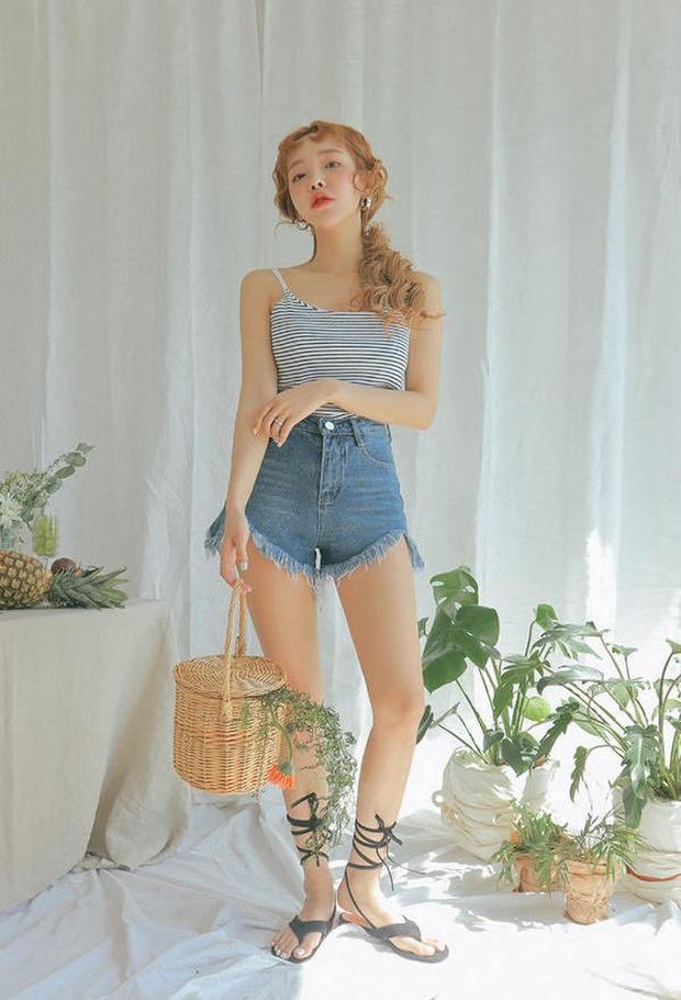 Học các mỹ nhân Việt - Hàn phối đồ với quần shorts jeans - Ảnh 13. Học các mỹ nhân Việt - Hàn phối đồ với quần shorts jeans - Ảnh 13.
