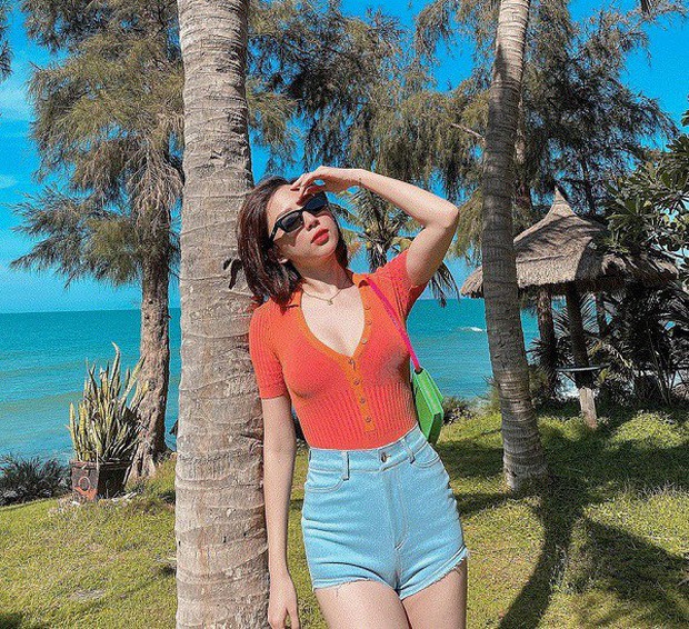 Học các mỹ nhân Việt - Hàn phối đồ với quần shorts jeans - Ảnh 4. Học các mỹ nhân Việt - Hàn phối đồ với quần shorts jeans - Ảnh 4.