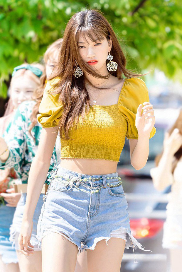 Học các mỹ nhân Việt - Hàn phối đồ với quần shorts jeans - Ảnh 8. Học các mỹ nhân Việt - Hàn phối đồ với quần shorts jeans - Ảnh 8.