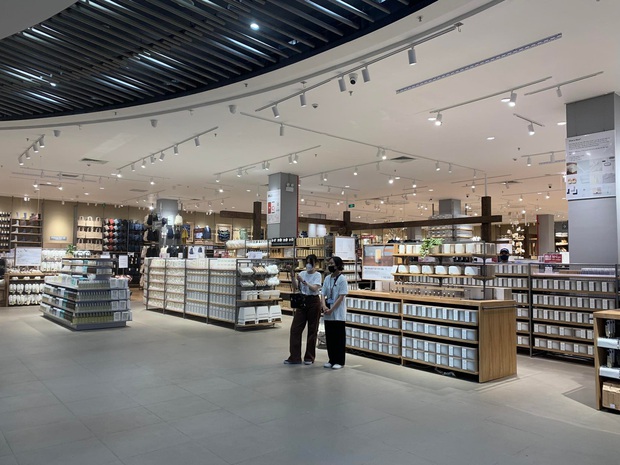MUJI khai trương store ở Aeon Mall Long Biên: Quá trời đồ xịn giá hời từ 199k, khách mua sắm cực đông, xếp hàng dài chờ thanh toán - Ảnh 4.
