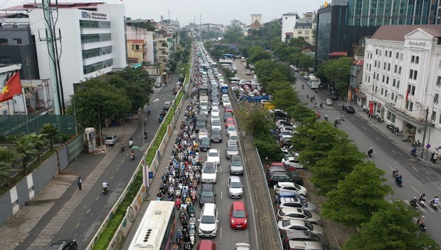 Cập nhật: Người dân Hà Nội và Sài Gòn đổ xô về quê nghỉ lễ 30/4 - 1/5, mọi ngả đường ùn tắc kéo dài - Ảnh 5.