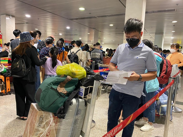 NGAY LÚC NÀY: Khách ùn ùn đi du lịch và về quê, sân bay Tân Sơn Nhất đông đúc dịp nghỉ lễ 30/4-1/5 - Ảnh 2. NGAY LÚC NÀY: Khách ùn ùn đi du lịch và về quê, sân bay Tân Sơn Nhất đông đúc dịp nghỉ lễ 30/4-1/5 - Ảnh 2.