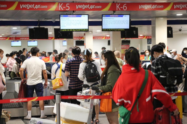 NGAY LÚC NÀY: Khách ùn ùn đi du lịch và về quê, sân bay Tân Sơn Nhất đông đúc dịp nghỉ lễ 30/4-1/5 - Ảnh 4. NGAY LÚC NÀY: Khách ùn ùn đi du lịch và về quê, sân bay Tân Sơn Nhất đông đúc dịp nghỉ lễ 30/4-1/5 - Ảnh 4.