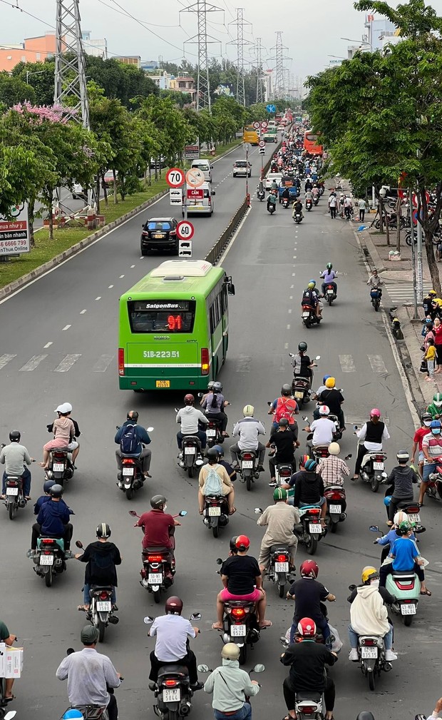 Cập nhật: Người dân Hà Nội và Sài Gòn đổ xô về quê nghỉ lễ 30/4 - 1/5, mọi ngả đường ùn tắc kéo dài - Ảnh 29.