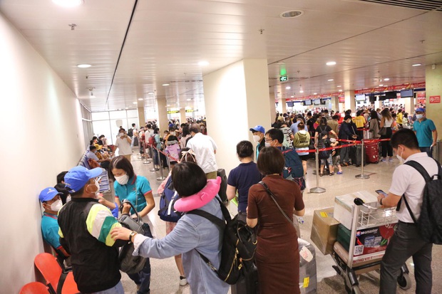 NGAY LÚC NÀY: Khách ùn ùn đi du lịch và về quê, sân bay Tân Sơn Nhất đông đúc dịp nghỉ lễ 30/4-1/5 - Ảnh 6.