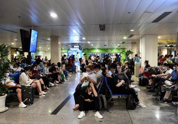 NGAY LÚC NÀY: Khách ùn ùn đi du lịch và về quê, sân bay Tân Sơn Nhất đông đúc dịp nghỉ lễ 30/4-1/5 - Ảnh 8.