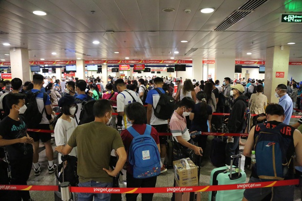 NGAY LÚC NÀY: Khách ùn ùn đi du lịch và về quê, sân bay Tân Sơn Nhất đông đúc dịp nghỉ lễ 30/4-1/5 - Ảnh 5.