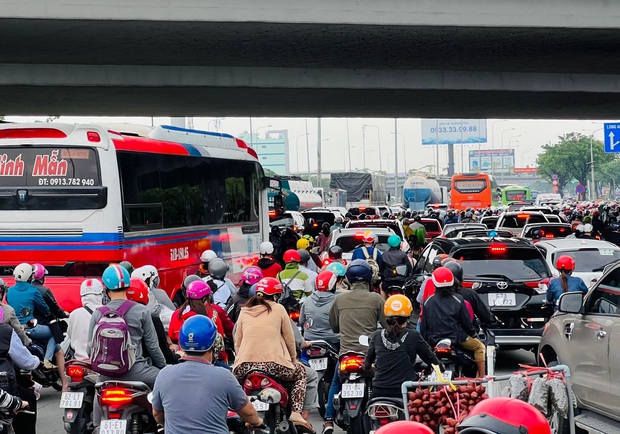 Cập nhật: Người dân Hà Nội và Sài Gòn đổ xô về quê nghỉ lễ 30/4 - 1/5, mọi ngả đường ùn tắc kéo dài - Ảnh 38. Cập nhật: Người dân Hà Nội và Sài Gòn đổ xô về quê nghỉ lễ 30/4 - 1/5, mọi ngả đường ùn tắc kéo dài - Ảnh 38.