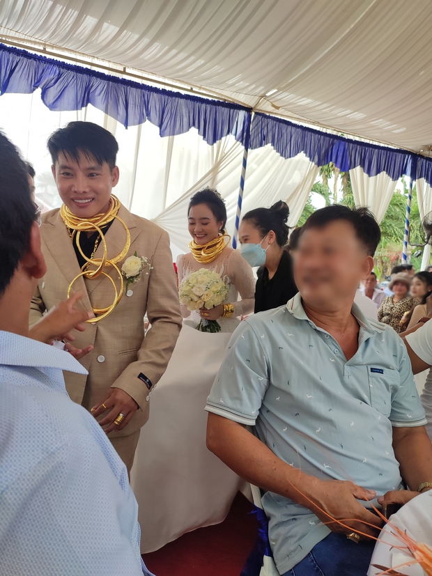 Clip: Chú rể “phụ” cô dâu đeo vàng nặng trĩu cổ trong đám cưới ở Bình Phước khiến ai cũng trầm trồ - Ảnh 2.