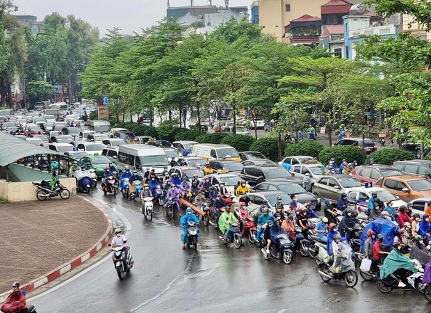 Cập nhật: Người dân Hà Nội và Sài Gòn đổ xô về quê nghỉ lễ 30/4 - 1/5, mọi ngả đường ùn tắc kéo dài - Ảnh 19.