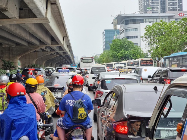 Cập nhật: Người dân Hà Nội và Sài Gòn đổ xô về quê nghỉ lễ 30/4 - 1/5, mọi ngả đường ùn tắc kéo dài - Ảnh 20. Cập nhật: Người dân Hà Nội và Sài Gòn đổ xô về quê nghỉ lễ 30/4 - 1/5, mọi ngả đường ùn tắc kéo dài - Ảnh 20.