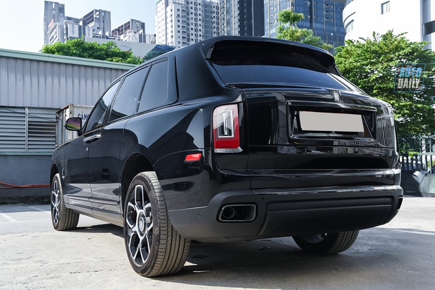 Cận cảnh siêu xe giá 60 tỷ, là biệt thự di động trên phố - Rolls-Royce Cullinan Black Badge 2022 - Ảnh 6.