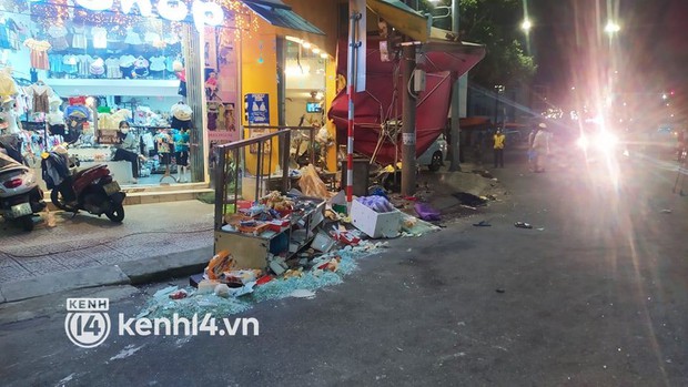 Hot: Crazy car rushed into a bakery, many people were injured - Photo 1.