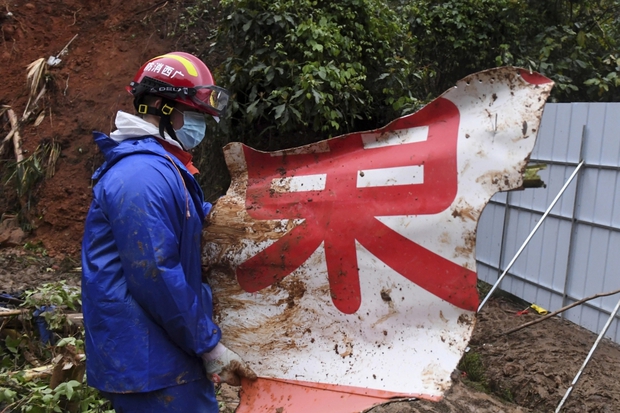 Mỹ cử nhóm chuyên gia đến Trung Quốc hỗ trợ điều tra nguyên nhân vụ rơi máy bay - Ảnh 1.