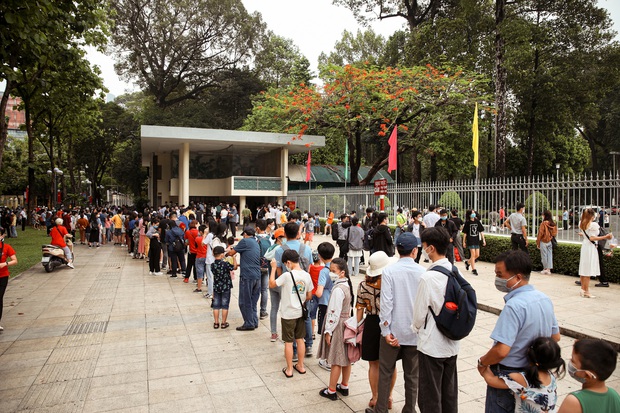 Đến trưa 30/4, hàng trăm người trẻ vẫn kiên nhẫn chờ hơn 30 phút để mua vé tham quan Dinh Độc Lập  - Ảnh 2.
