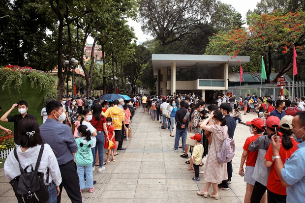 Đến trưa 30/4, hàng trăm người trẻ vẫn kiên nhẫn chờ hơn 30 phút để mua vé tham quan Dinh Độc Lập  - Ảnh 4.