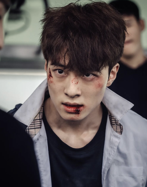 Bom tấn zombie xứ Hàn vừa ra mắt đã được khen hết lời: 10 điểm rùng rợn, chỉ tức phim quá ngắn - Ảnh 4.