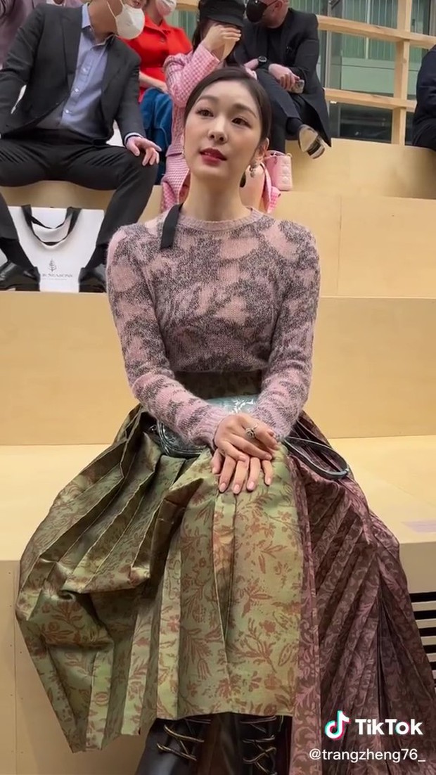 Nhan sắc sao Hàn dự show Dior qua camera thường: Jisoo - Suzy xinh bất chấp, Yeri nhạt nhòa vì makeup phản chủ - Ảnh 4.