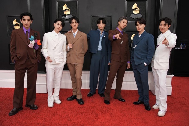 BTS wears the whole Louis Vuitton tree and goes on Grammy 2022: The youngest Jungkook poses a strange pose, what's wrong with Jin's hand?  - Photo 2.