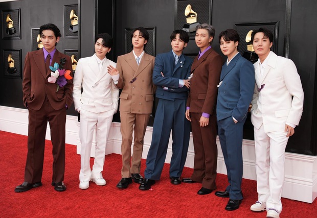 BTS wears the whole Louis Vuitton tree and goes on Grammy 2022: The youngest Jungkook poses a strange pose, what's wrong with Jin's hand?  - Photo 3.