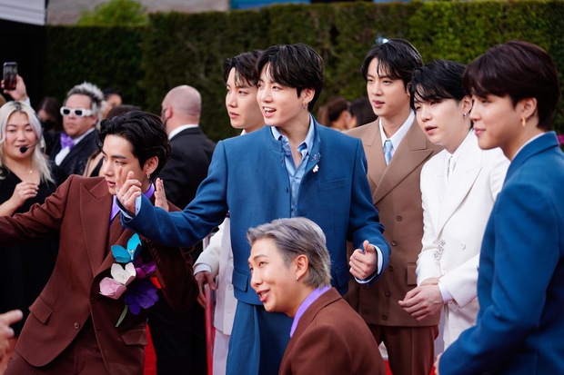 BTS wears the whole Louis Vuitton tree and goes on Grammy 2022: The youngest Jungkook poses a strange pose, what's wrong with Jin's hand?  - Photo 4.