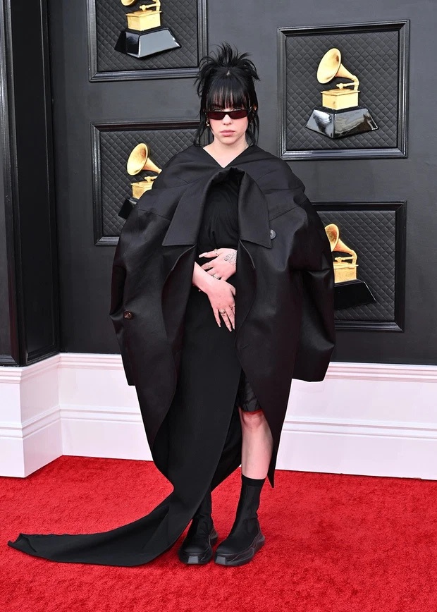 Manager Billie Eilish's hands were shaking when she spoke at the 2022 Grammy Awards, her expression was surprising!  - Photo 4.