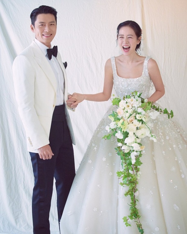 Váy cưới hot nhất 2022: Váy giống Son Ye Jin gây bão mạng, dân tình thi nhau tìm mua - Ảnh 1. Váy cưới hot nhất 2022: Váy giống Son Ye Jin gây bão mạng, dân tình thi nhau tìm mua - Ảnh 1.