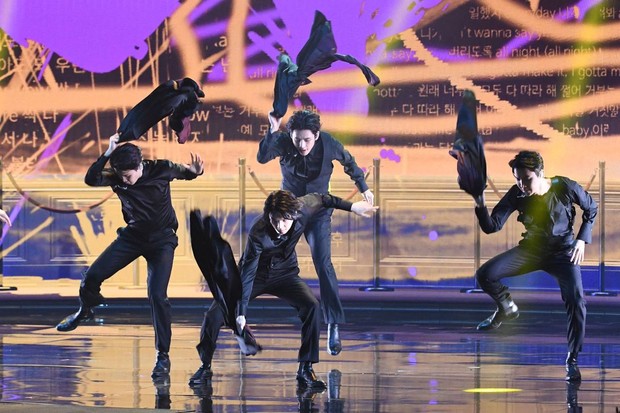 1 BTS member suddenly tripped while performing on live broadcast of Grammy 2022!  - Photo 2.