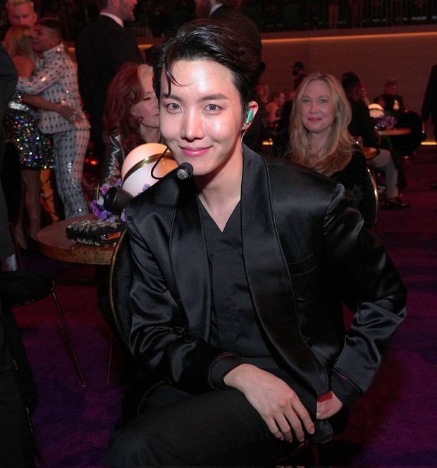 1 BTS member suddenly tripped while performing on live broadcast of Grammy 2022! - Photo 5. 1 BTS member suddenly tripped while performing on live broadcast of Grammy 2022! - Photo 5.