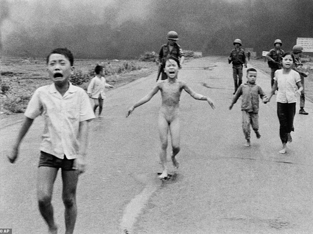 Meet photographer Nick Ut after 50 years of photos of Napalm baby that shocked the world: If she died, I would kill myself too - Photo 3.