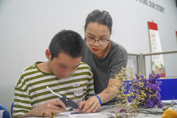 Cậu bé tự kỷ 16 tuổi học hết cấp 1, nhận tháng lương đầu và những giọt nước mắt của mẹ - Ảnh 6.
